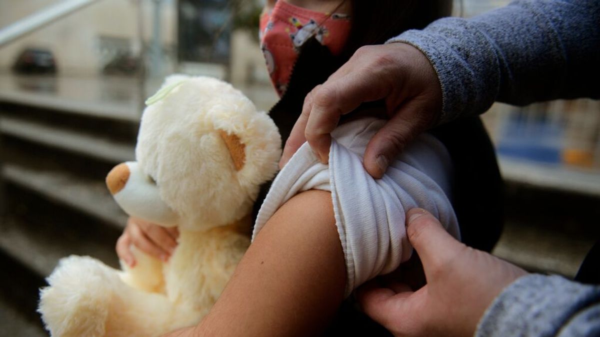 Galicia vacuna al 76% de los niños citados este martes en una nueva jornada de vacunación masiva Galicia vacuna al 76% de los niños citados este martes en una nueva jornada de vacunación masiva