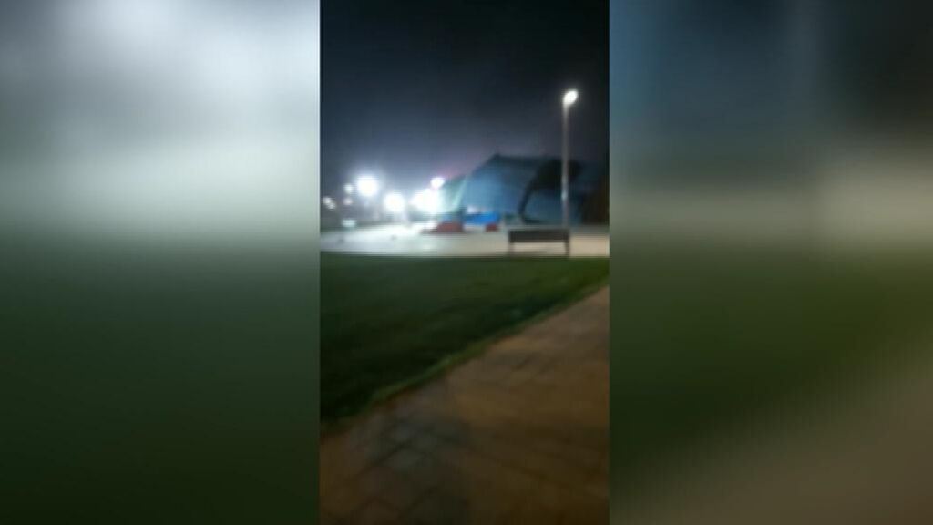 El viento levanta del suelo el castillo hinchable de la Feria de Mislata