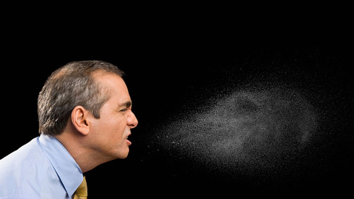 Toser hacia abajo reduce las posibilidades de contagio de Covid-19, según un estudio Toser hacia abajo reduce las posibilidades de contagio de Covid-19, según un estudio