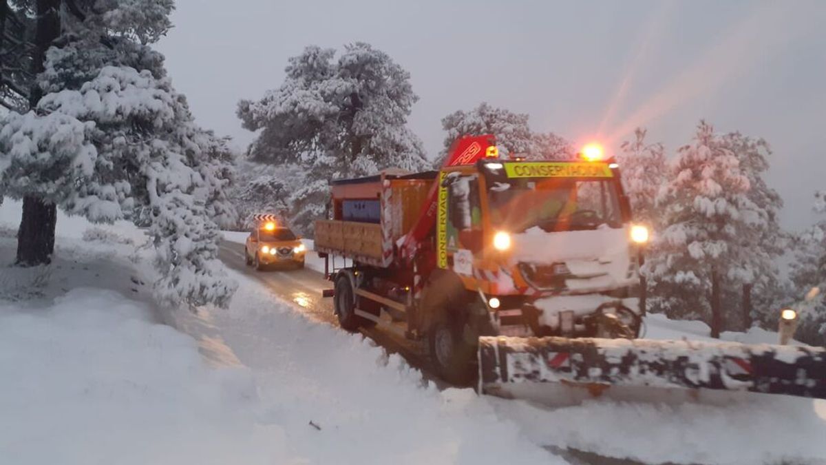 El frente polar deja nevadas y complicaciones en carretera en las Sierras de Cazorla y Sierra Nevada El frente polar deja nevadas y complicaciones en carretera en las Sierras de Cazorla y Sierra Nevada