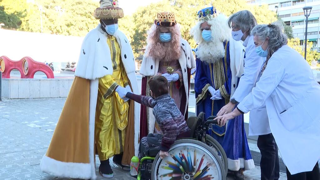 Los Reyes Magos reparten los regalos a los niños ingresados en el Hospital Vall d'Hebron