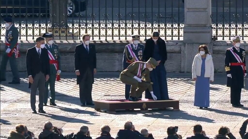 La anécdota de la Pascua Militar: El rey Felipe VI se agacha para recoger un broche caído de la reina Letizia