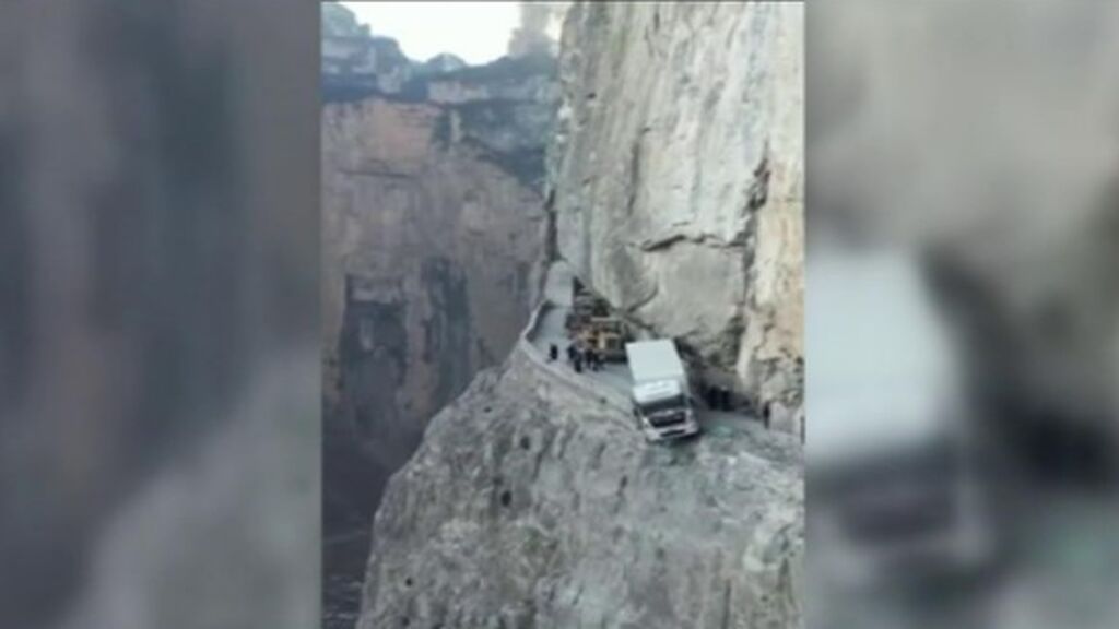 Un camión se queda colgado en un acantilado: el conductor siguió un atajo del GPS