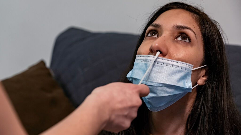 Ómicron causa más reinfecciones en dos semanas que en el resto de pandemia en España