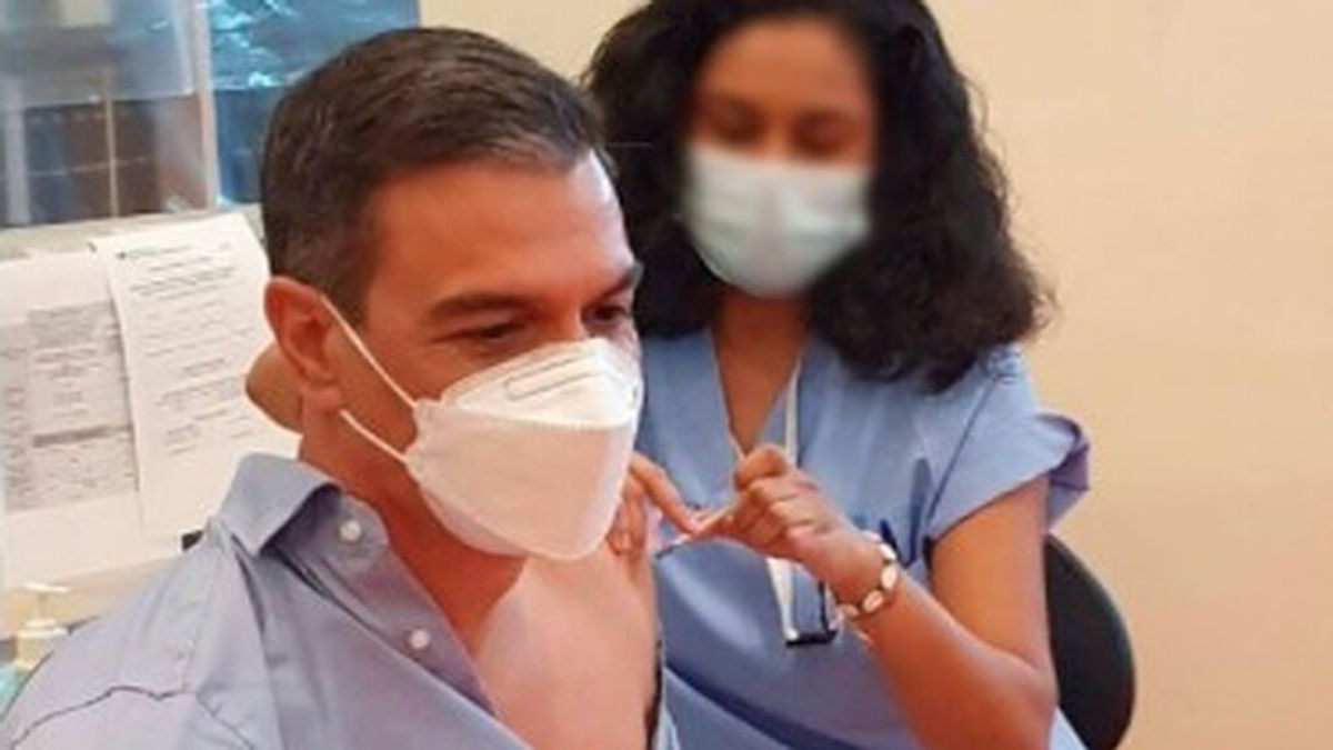 Sánchez recibe la tercera dosis contra el coronavirus: "Vacunas y prudencia, la mejor forma de combatir al virus"