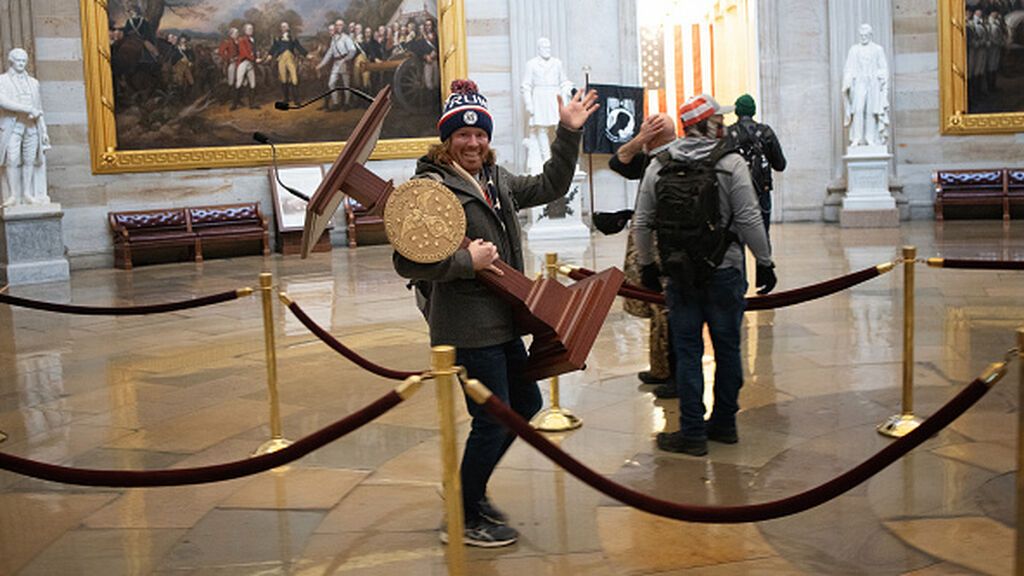 Adam Christian Johnson, el hombre que se llevó el atril del Capitolio