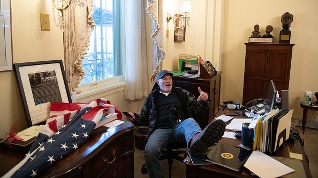 Richard Barnett, el hombre con los pies sobre la mesa de la presidenta del Congreso de los EEUU, Nancy Pelosi