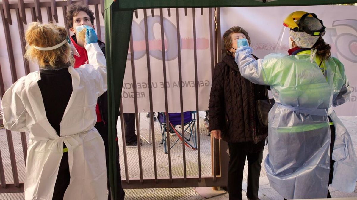 Sanitarios realizan pruebas de antígenos en el centro de salud de San Andrés de Murcia