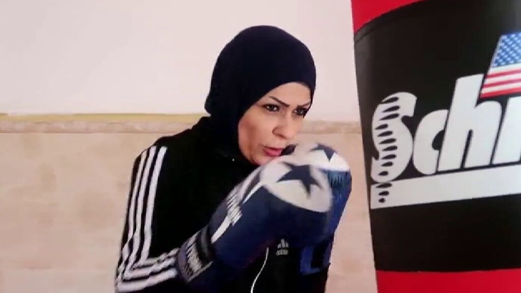 El desafío de una mujer a la sociedad iraquí a golpes de kárate y boxeo