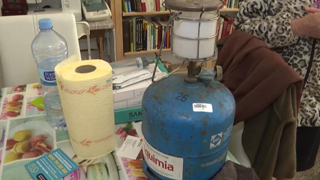 48 pisos sociales del Raval sin luz por un incendio reclaman una solución digna al Ayuntamiento