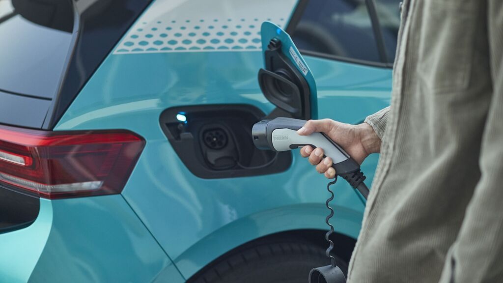 LA RECARGA ES OBLIGADA EN ELÉCTRICOS E HÍBRIDOS ENCHUFABLES