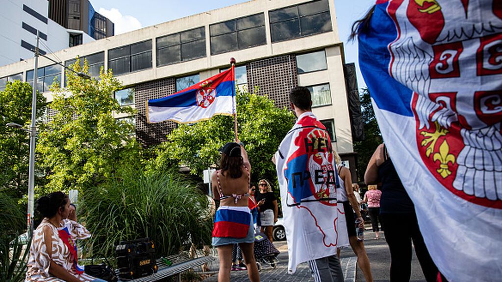 Los antivacunas se manifiestan frente al "hotel de los gusanos" donde está aislado Djokovic