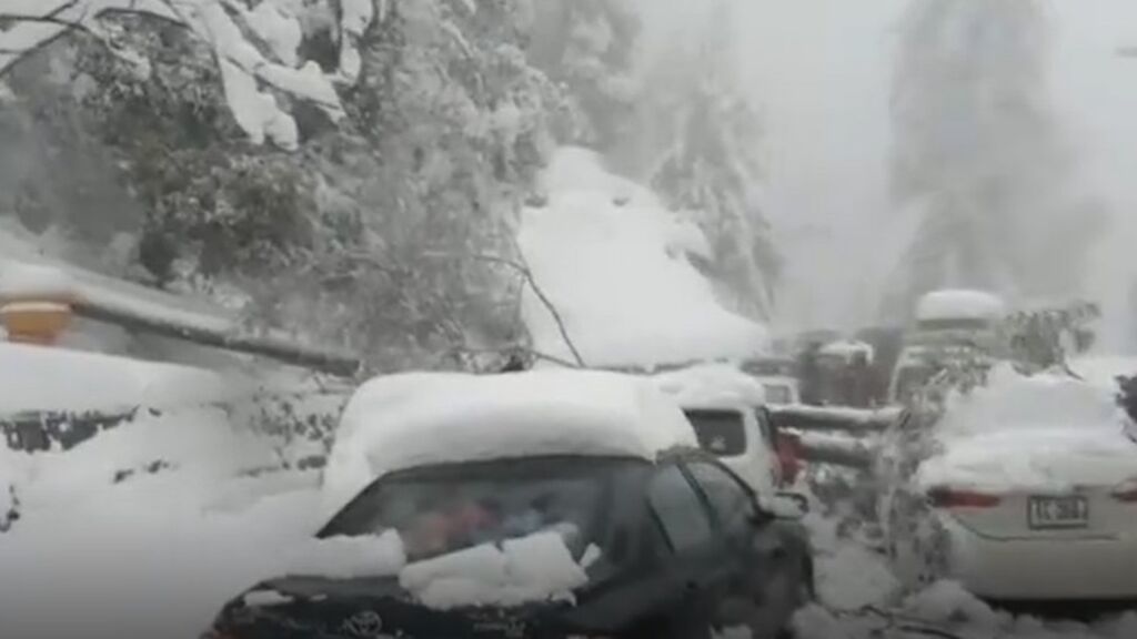 Una fuerte nevada en una estación de montaña de Pakistán deja 22 muertos, entre ellos 9 niños