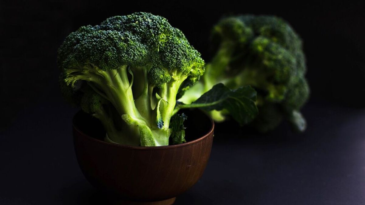 Los adultos con expresiones faciales positivas mientras comen verduras ayudan a los niños a consumir más del doble
