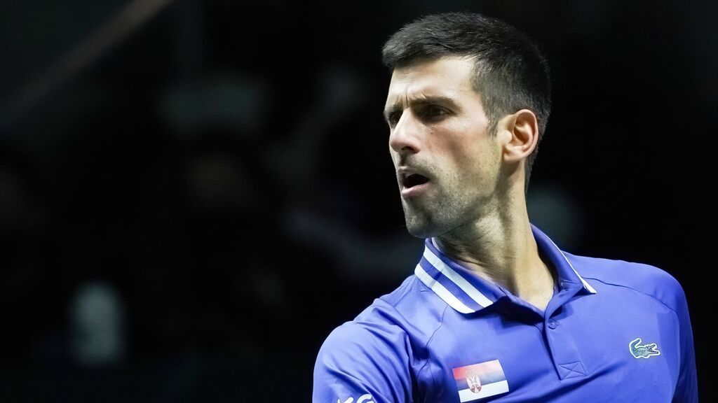 Simpatizantes a las puertas del hotel de Melbourne donde está Djokovic