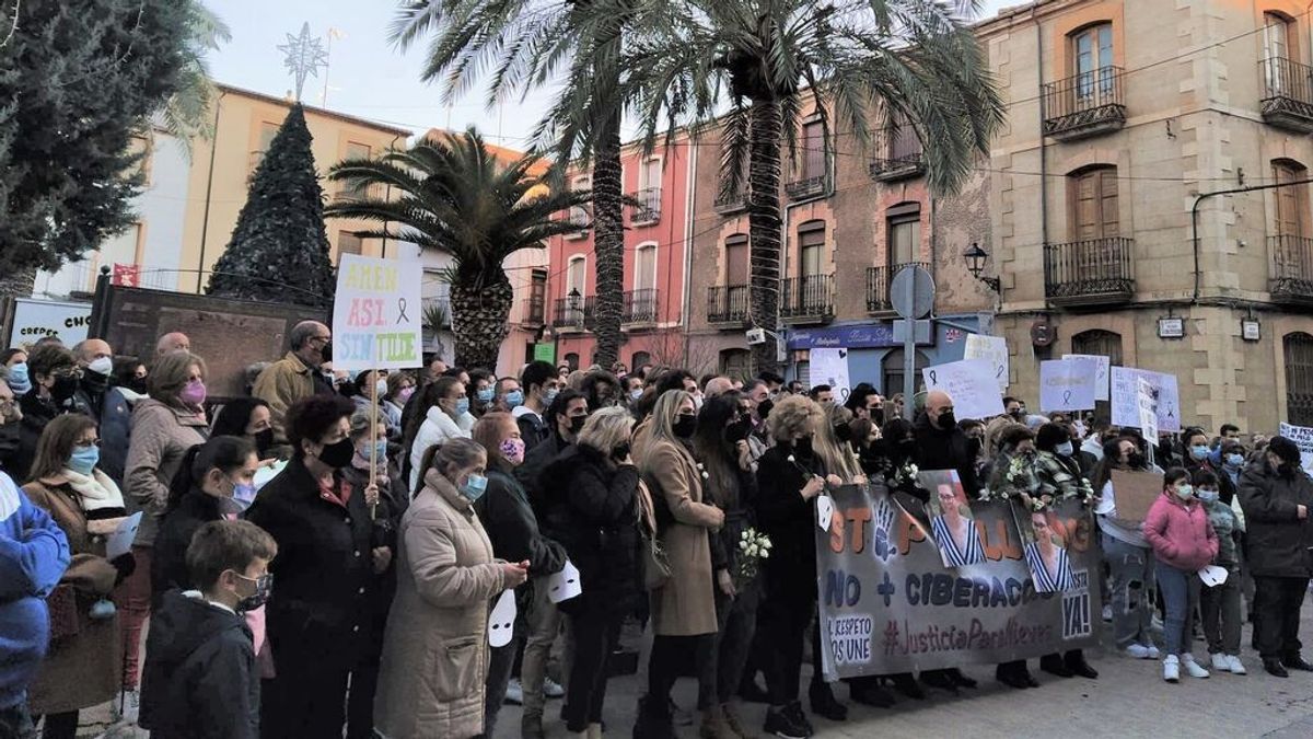 Navas de San Juan pide justicia para Nieves, la joven que se suicidó