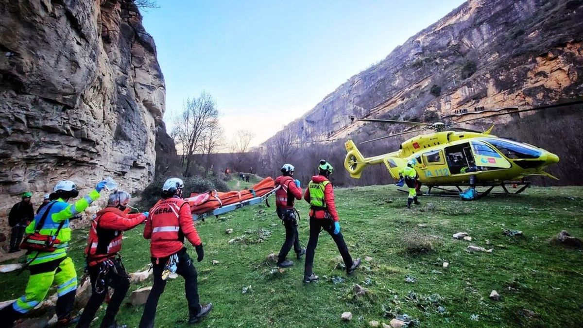 EuropaPress_4182626_sanitario_helicoptero_summa_112_atiende_accidente_montana