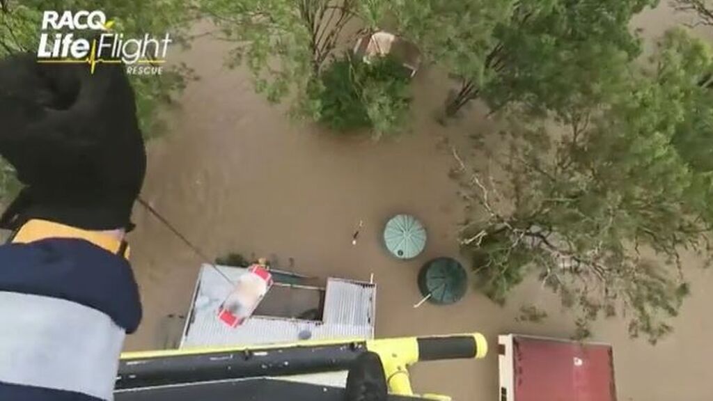 El impresionante rescate en helicóptero de una familia australiana: quedaron atrapados por las inundaciones