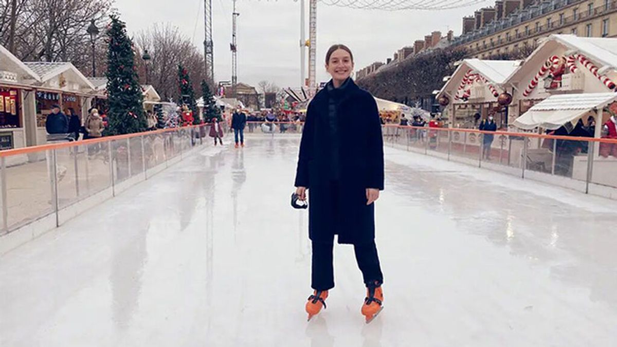 Ideas de looks calentitos (y elegantes) para ir a patinar sobre hielo