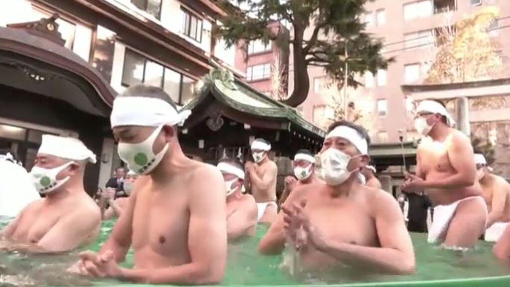Ritual sintoísta en Japón con un baño de agua helada para dar la bienvenida al 2022