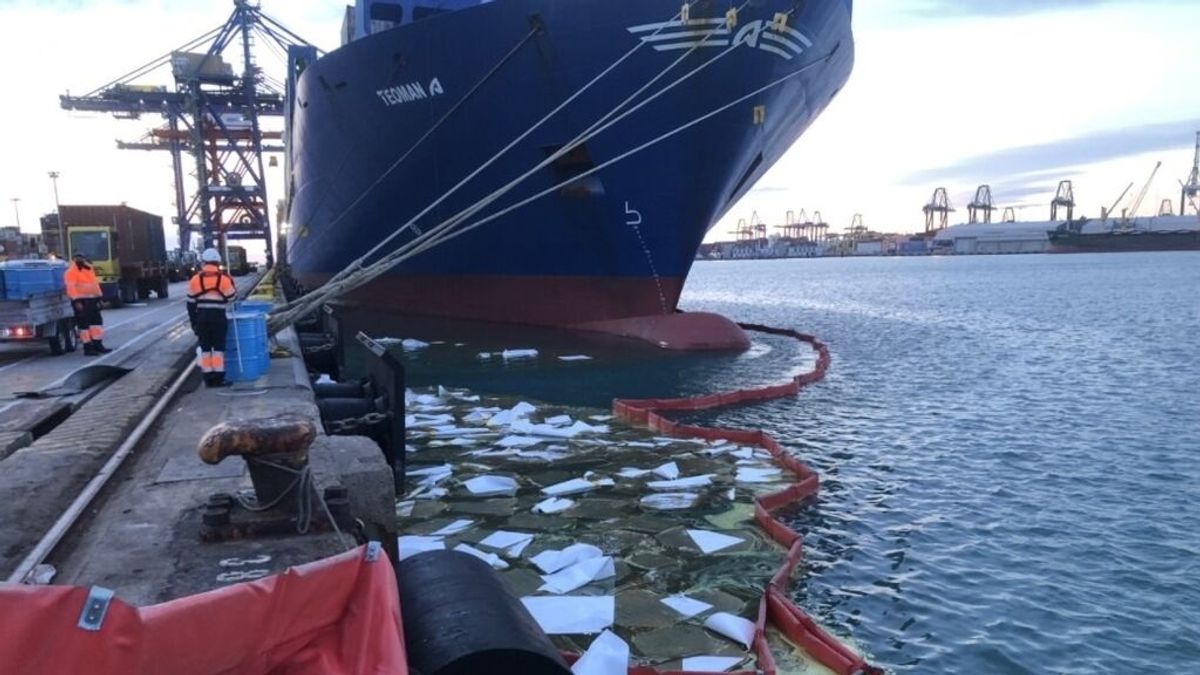 Un accidente en un contenedor de un barco provoca un derrame de aceite lubricante en el Puerto de Valencia
