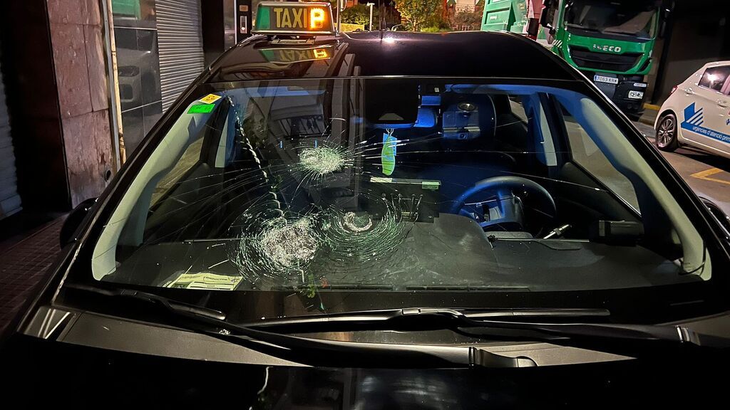 Taxi destrozado tras la agresión