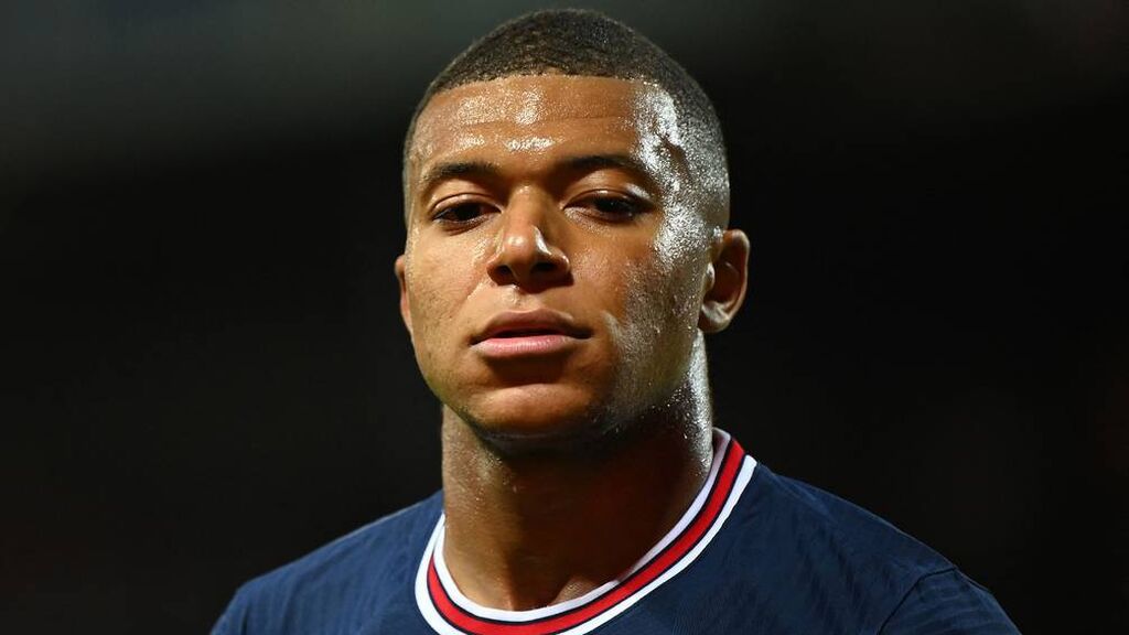 El tremendo trallazo de Mbappé de falta que termina reventando el palo