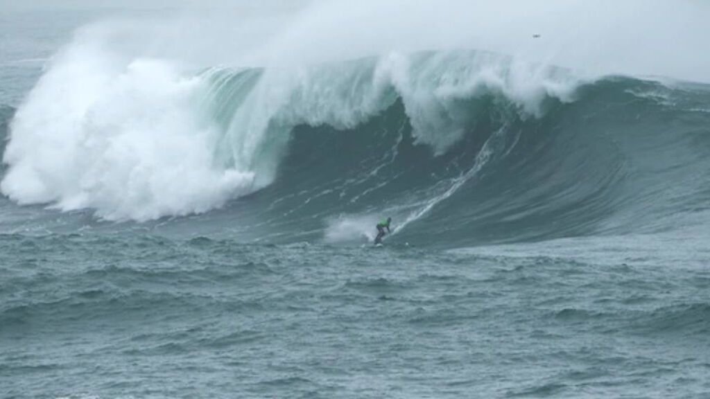 Surfistas cabalgan sobre el 'Panchorro', la ola gigante de Ribadeo, aprovechando la alerta en el mar