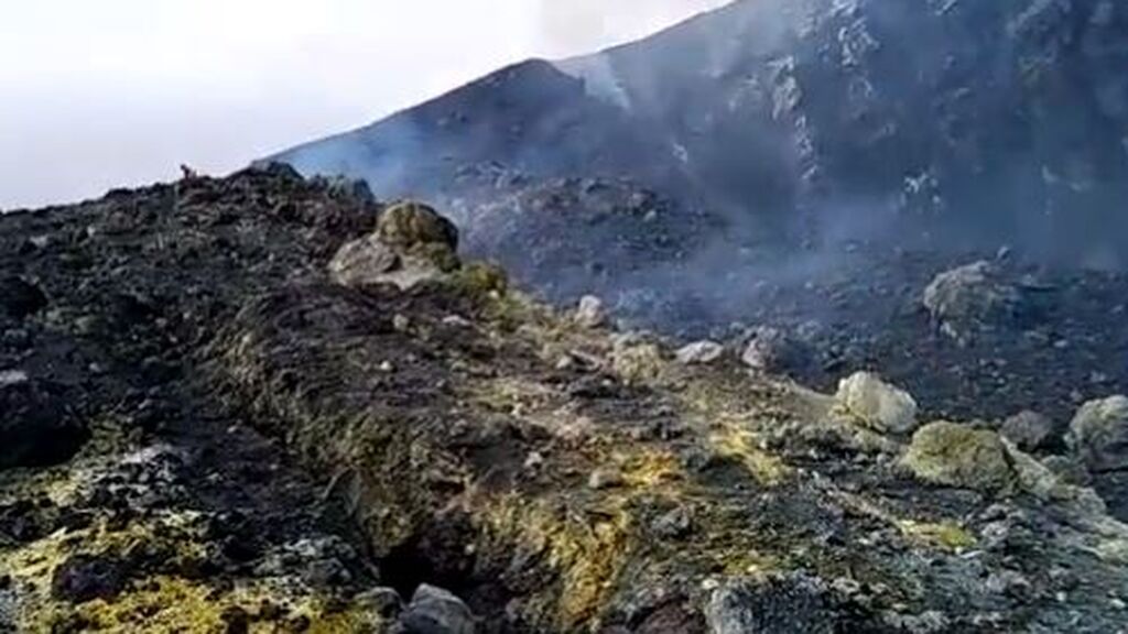 Imágenes del volcán de La Palma: depósitos de azufre en el cráter 28 días después del final de la erupción