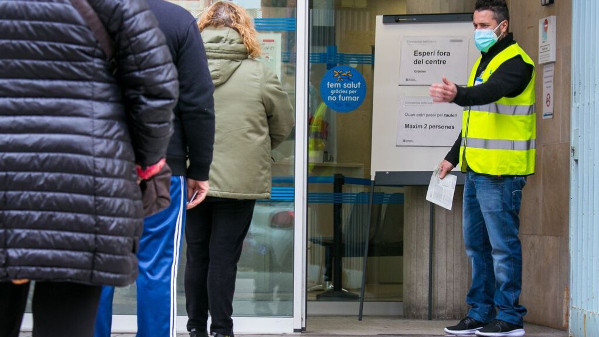 La atención primaria catalana registra récord de visitas por covid con 81.000 consultas el viernes pasado La atención primaria catalana registra récord de visitas por covid con 81.000 consultas el viernes pasado