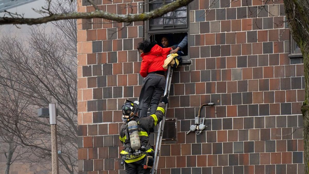 Las autoridades rebajan a 17 las víctimas mortales del incendio en el Bronx Las autoridades rebajan a 17 las víctimas mortales del incendio en el Bronx