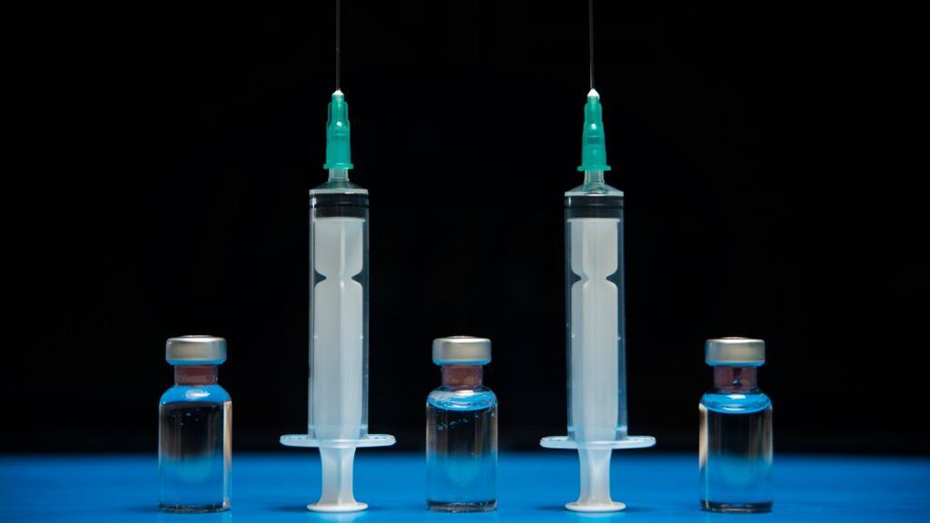 Pfizer anuncia que podría tener lista en marzo la vacuna adaptada a ómicron