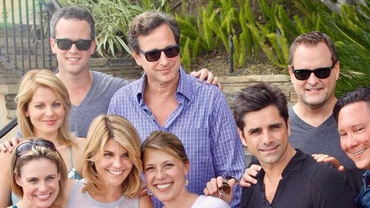 "Ahora nos afligimos como familia": la declaración del elenco de 'Padres forzosos' en honor a Bob Saget