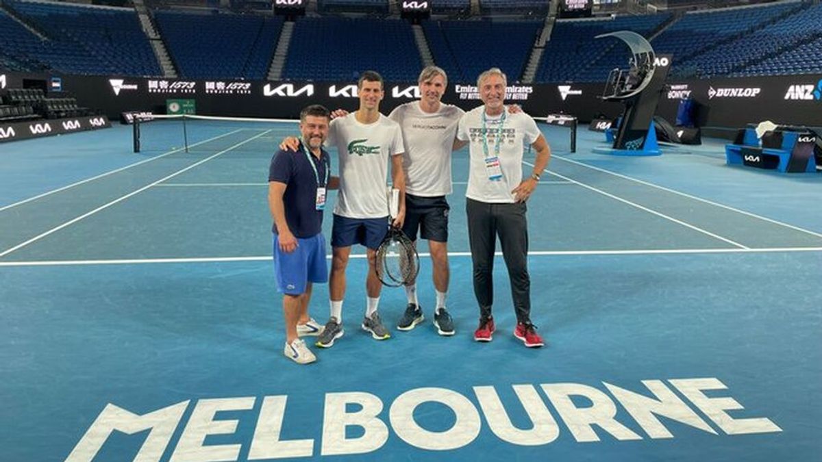 Djokovic vuelve a entrenar y su familia proclama: "Es su mayor victoria, mayor que cualquier Grand Slam" Djokovic vuelve a entrenar y su familia proclama: "Es su mayor victoria, mayor que cualquier Grand Slam"