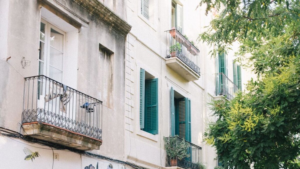Piden cárcel por insultar y lanzar trozos de cerdo a sus vecinos musulmanes en Barcelona Piden cárcel por insultar y lanzar trozos de cerdo a sus vecinos musulmanes en Barcelona