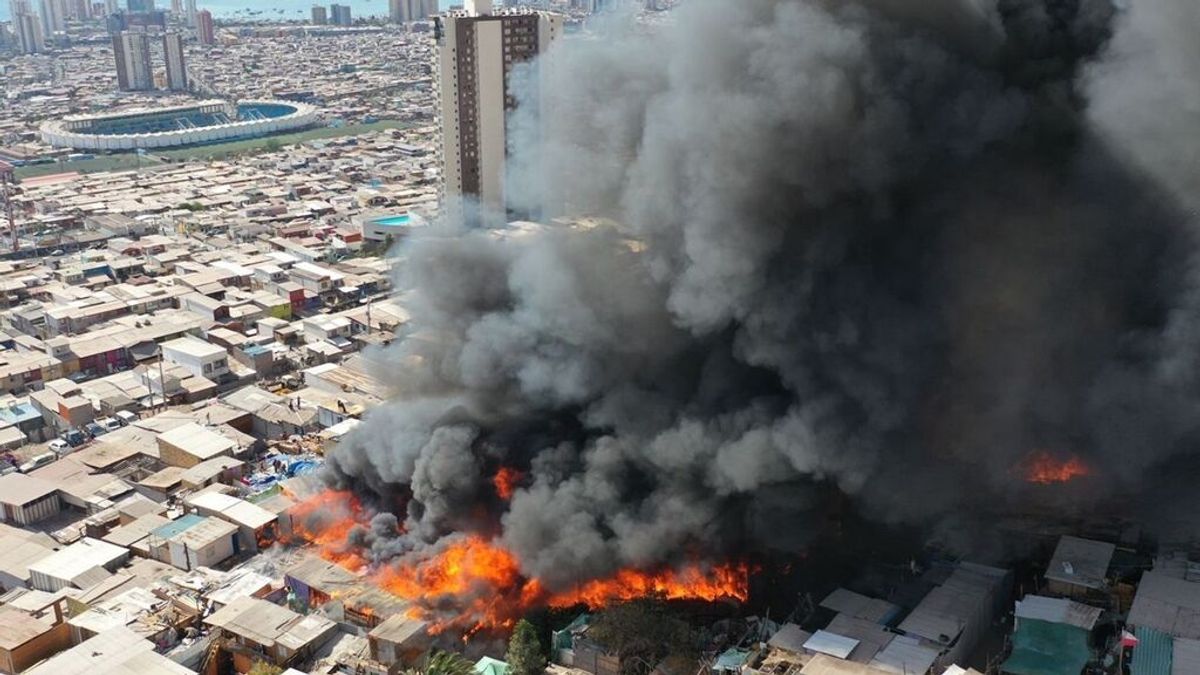 Al menos 30 chabolas quemadas en un incendio en una barriada de la ciudad chilena de Iquique Al menos 30 chabolas quemadas en un incendio en una barriada de la ciudad chilena de Iquique