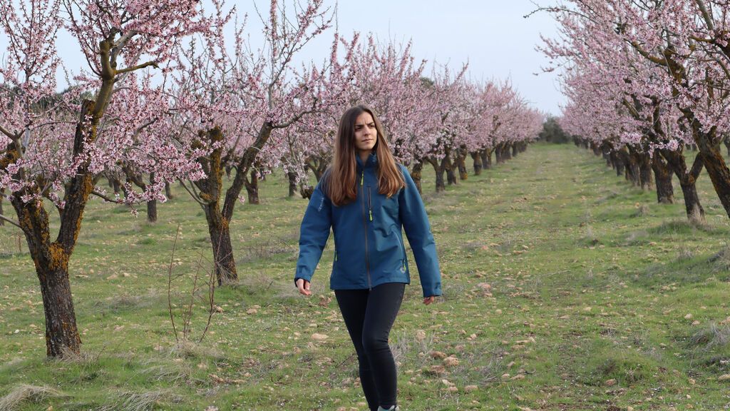 Irene en la plantación de almendros