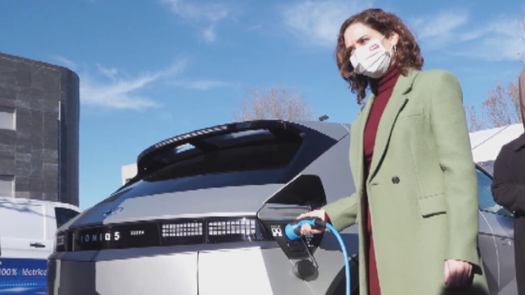 Ayuso inaugura en Pozuelo de Alarcón la mayor electrolinera del país, con 46 puestos