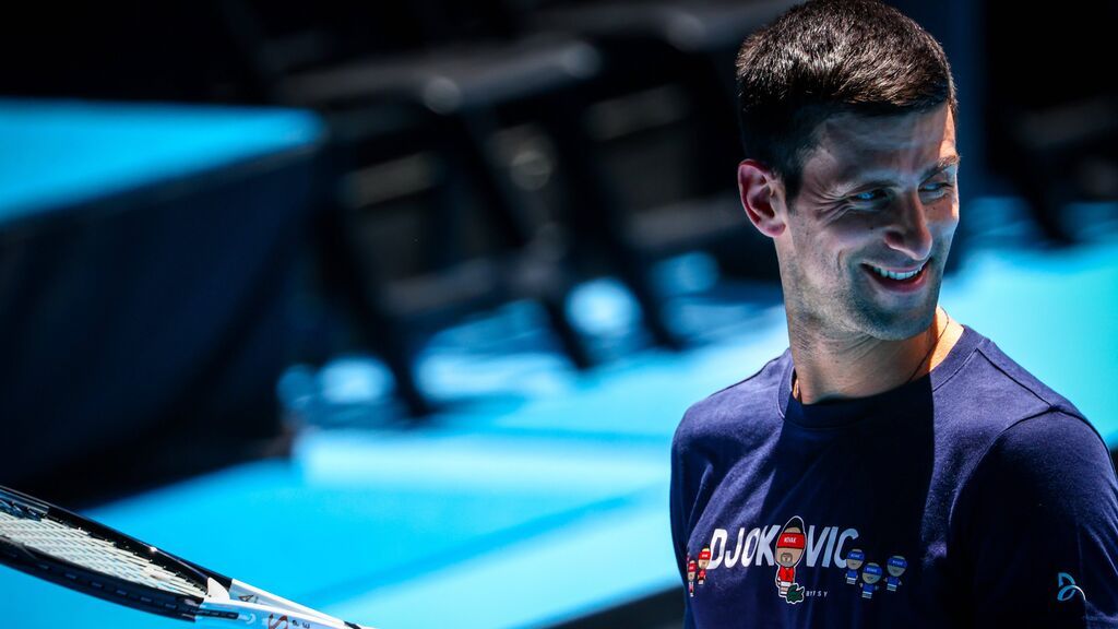 Novak Djokovic está entrenando con chavales australianos.