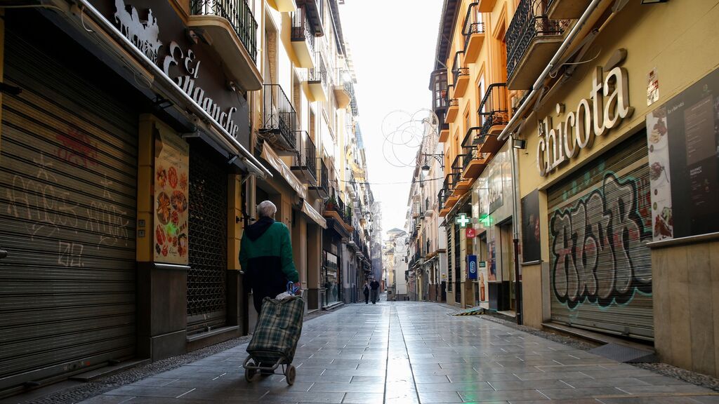 EuropaPress_3422636_calle_navas_granada_vacia_comercios_bares_cerrados_granada_sufre_cierre