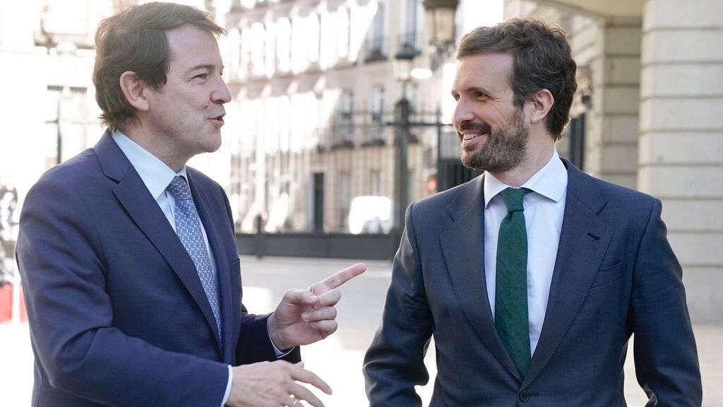 El PP se arremanga para parar a Vox en Castilla y León atizando a su candidato, pero no le cierra la puerta