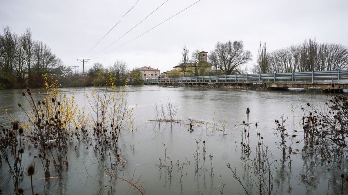 El río Zadorra desbordado a su paso por el barrio de Gobeo El río Zadorra desbordado a su paso por el barrio de Gobeo