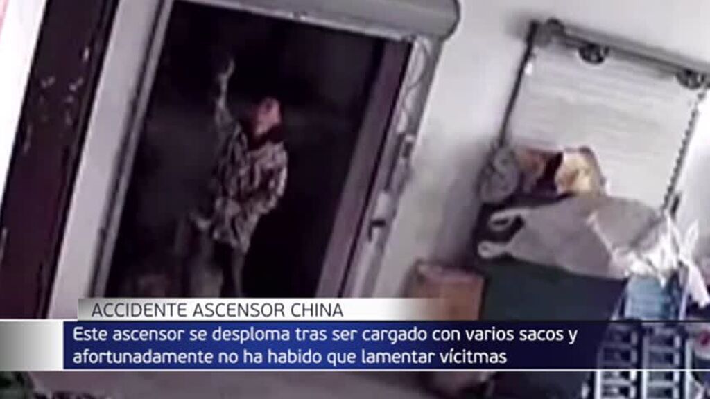 Un trabajador chino se salva por centímetros de caer al hueco de un ascensor
