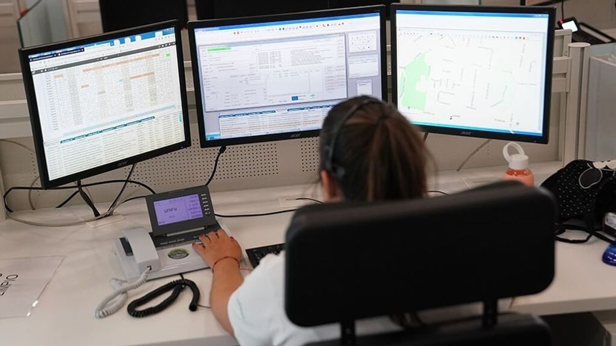 Una operadora del 112 atiende una llamada Una operadora del 112 atiende una llamada