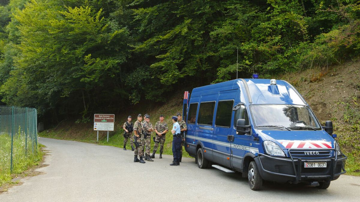La policía francesa detiene a un sospechoso por el crimen de una familia británica en los Alpes La policía francesa detiene a un sospechoso por el crimen de una familia británica en los Alpes