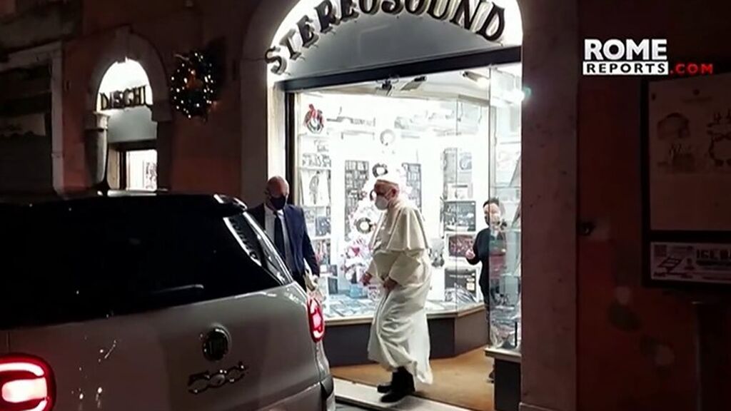 El Papa Francisco sorprende con su visita a una tienda de disco en Roma