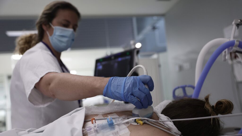 Ómicron causa menos hospitalizaciones y más cortas, según un estudio