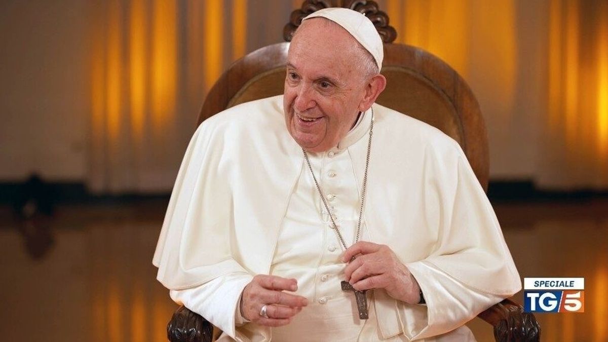 La diócesis del Papa condena el uso de una esvástica nazi durante un funeral en una parroquia de Roma La diócesis del Papa condena el uso de una esvástica nazi durante un funeral en una parroquia de Roma