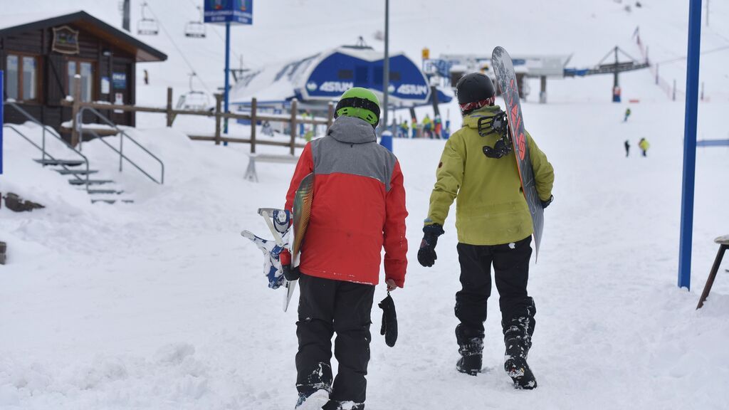 Muere un esquiador de 19 años tras caer por un barranco fuera de pista en Astún
