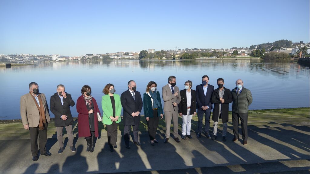 EuropaPress_4192160_ministra_transicion_ecologica_teresa_ribera_visita_ria_burgo_junto_otras